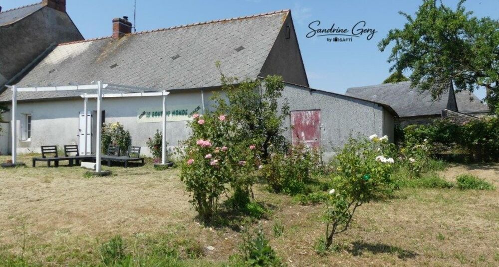 Au calme, découvrez cette maison avec jardin, garage et grenier aménageable offrant un beau potentiel dévolution.