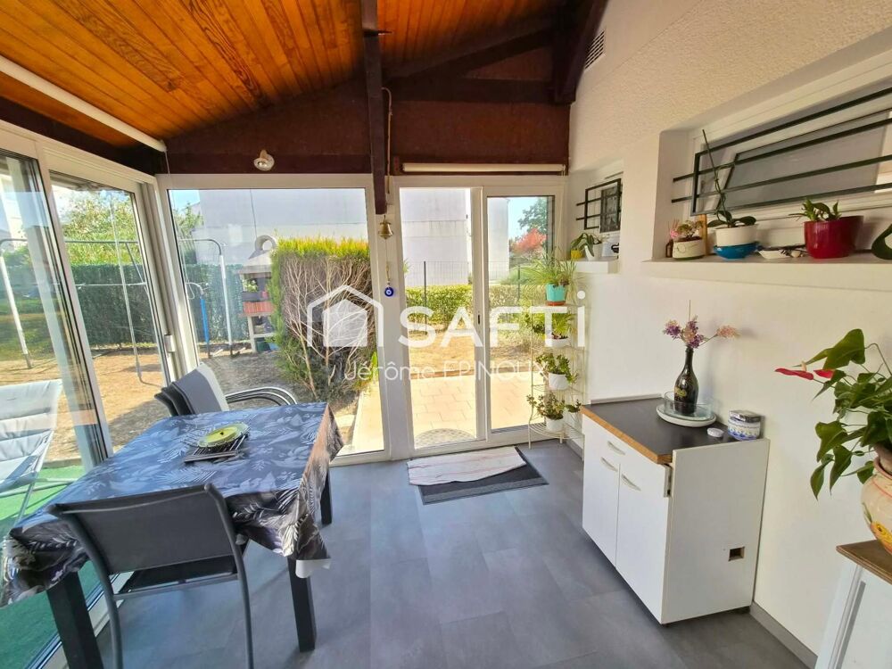 Cette demeure entretenue de fond en comble avec soin, dans laquelle il n'y a plus qu'à poser ses valises. Rare, Zéro travaux à p