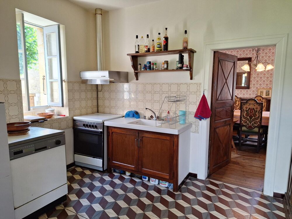 Élégante maison de village en pierre avec jardin, terrasse et dépendances  120 m²