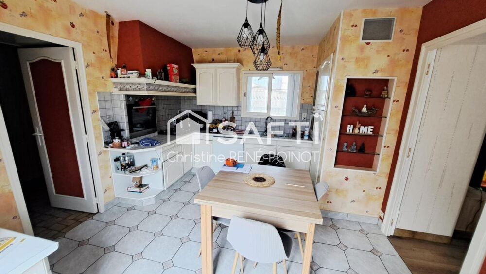 Vente Maison Située à Prahecq, cette maison charmante bénéficie d'un emplacement idéal à proximité des commerces et des écoles, offrant un ca Prahecq