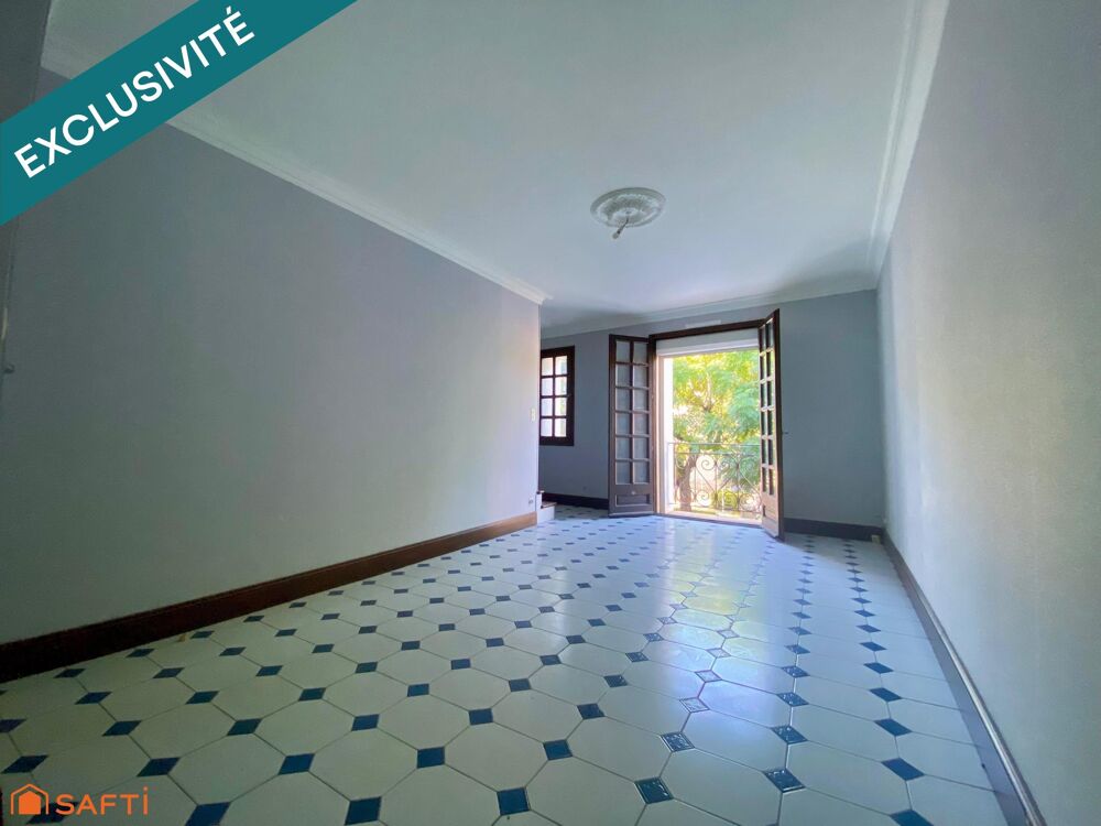 Maison de ville avec terrasse, balcon et garage