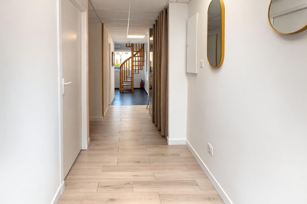   Local 28 m² au 1er étage – Centre bien-être Fréjus Frejus