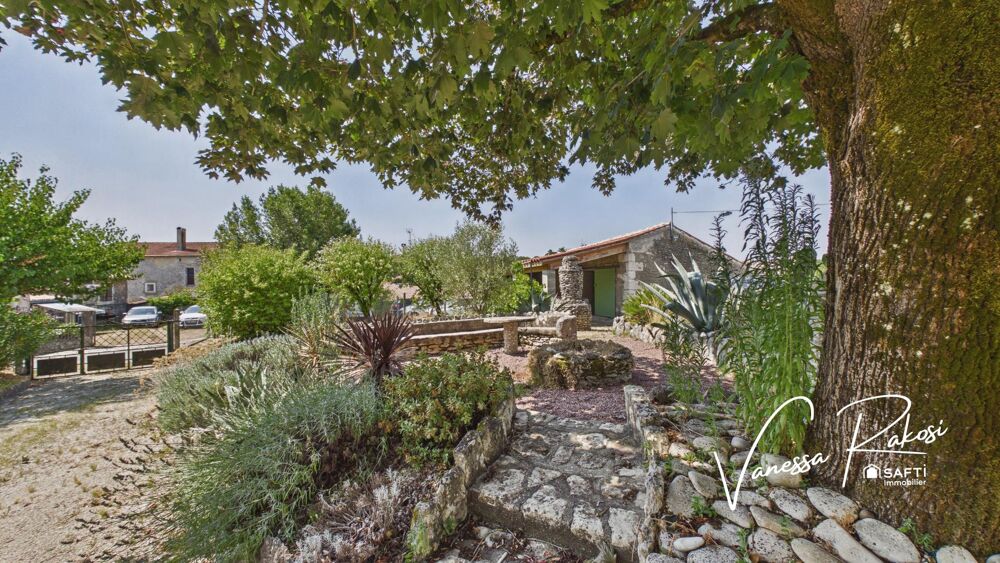 Maison charentaise en pierre de 137m², 3 chambres, jardin, cour intérieure et dépendances