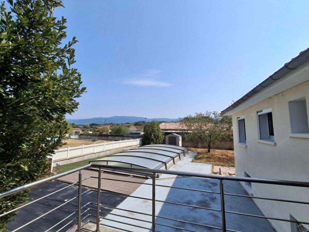 Une maison généreuse et agréable à vivre, dans un cadre calme, à découvrir rapidement !