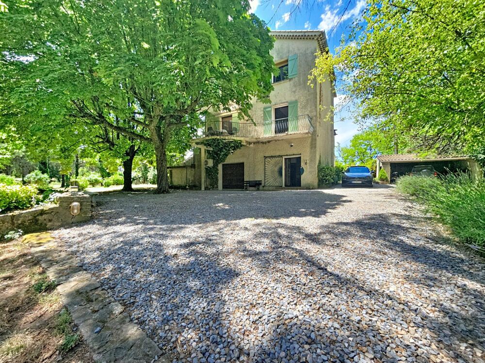Un véritable domaine en pleine nature, sans voisinage ni nuisance, sur plus de 2,5 hectares de terrain.