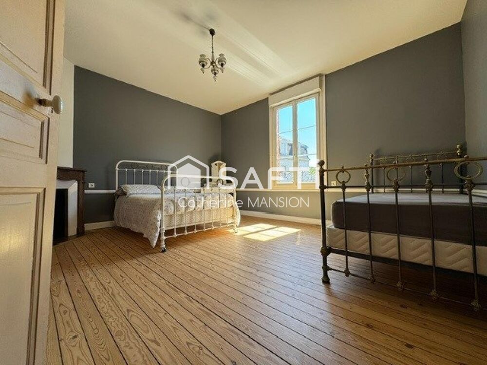 A vendre à Reims très belle maison de caractère avec jardin, garage, cave, 6 chambres