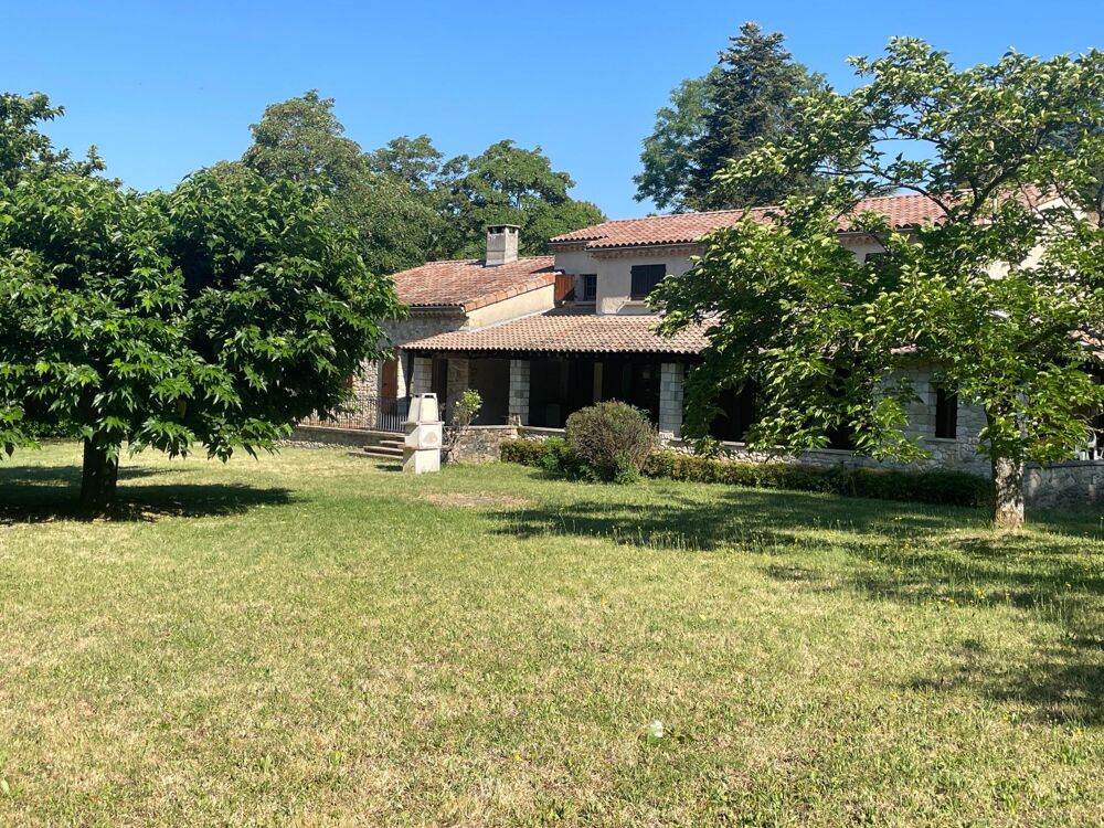 À seulement 1,5 km du centre de Dieulefit, découvrez cette spacieuse maison familiale avec grand terrain et fort potentiel d'amé