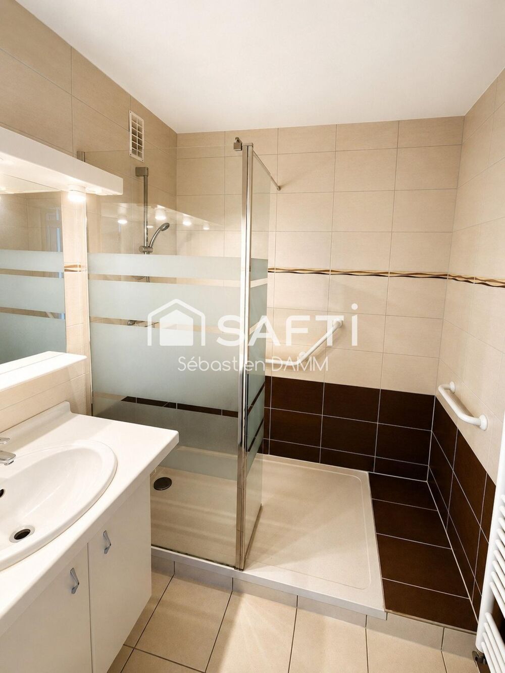 MULHOUSE  Appartement 3 pièces de 75 m²  Dernier étage avec ascenseur  2 balcons  Garage  Cave