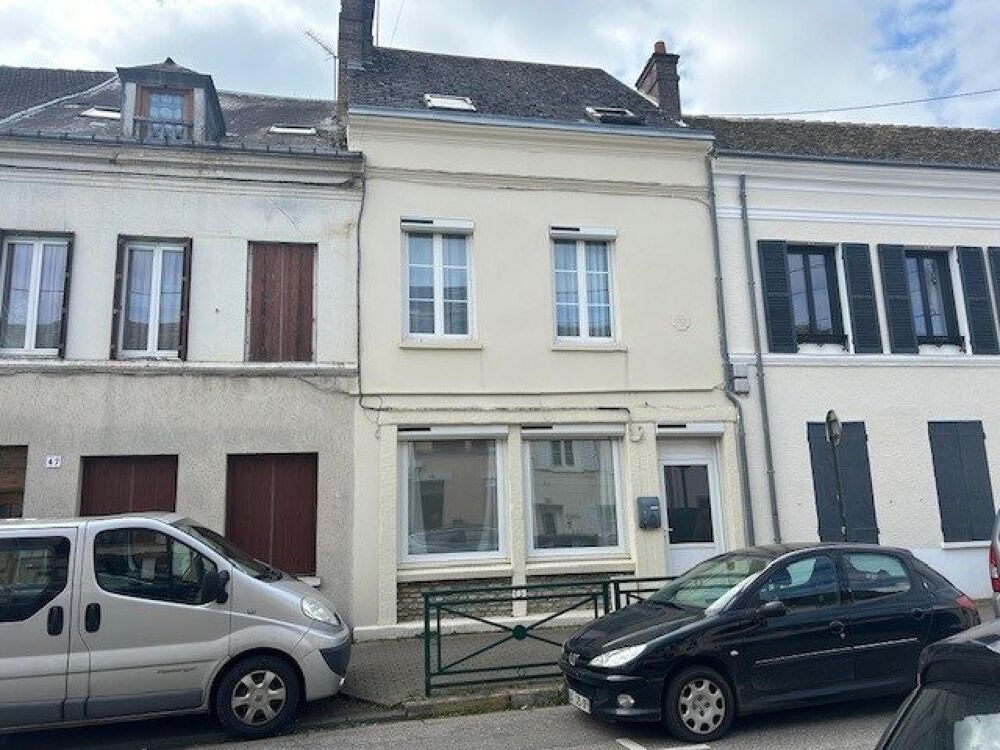 A seulement 10 min de Houdan et de la gare de Bréval , Propriété rare de 250m² en plein centre ville