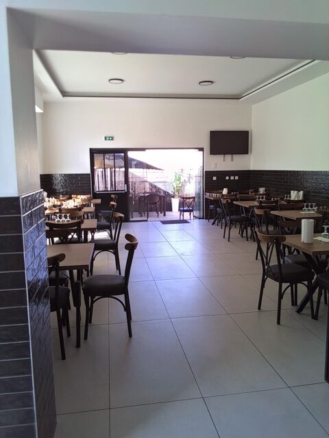 Restaurant entièrement rénové avec stationnement privatif 261250 84130 Le pontet