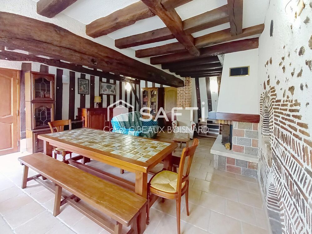 Maison de caractère avec double garage, combles aménageables et terrain.