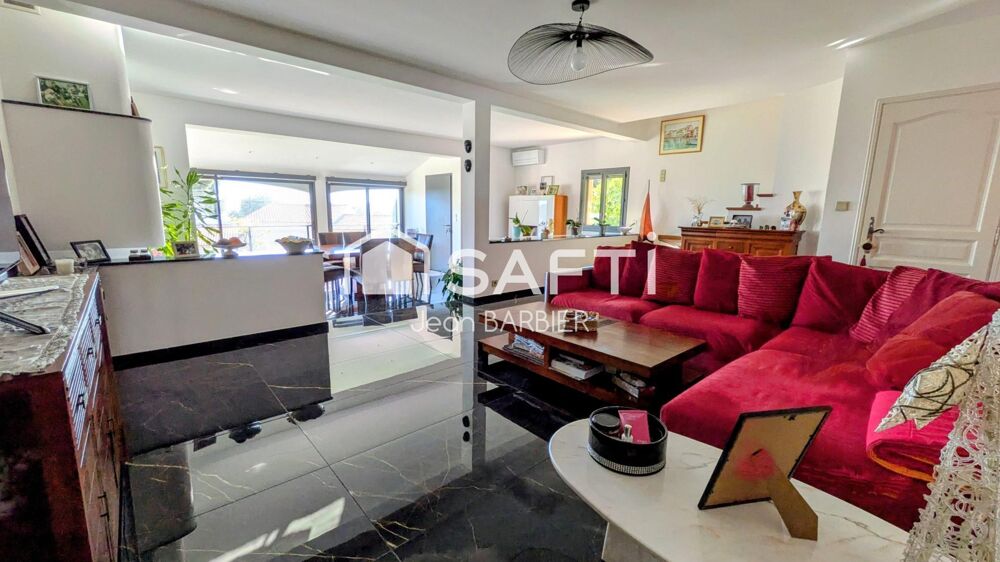 Vente Maison Sur la commune de Toulon, dans le quartier très prisé des 4 chemins des routes, maison de 143m² habitables avec piscine. Vue exc Toulon