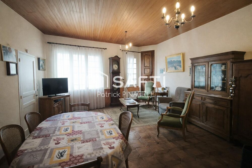 Maison d'habitation T8, disposant de 7 chambres, 2 salles de d'eau et 1 salle de bain et une pièce de vie de 32m²