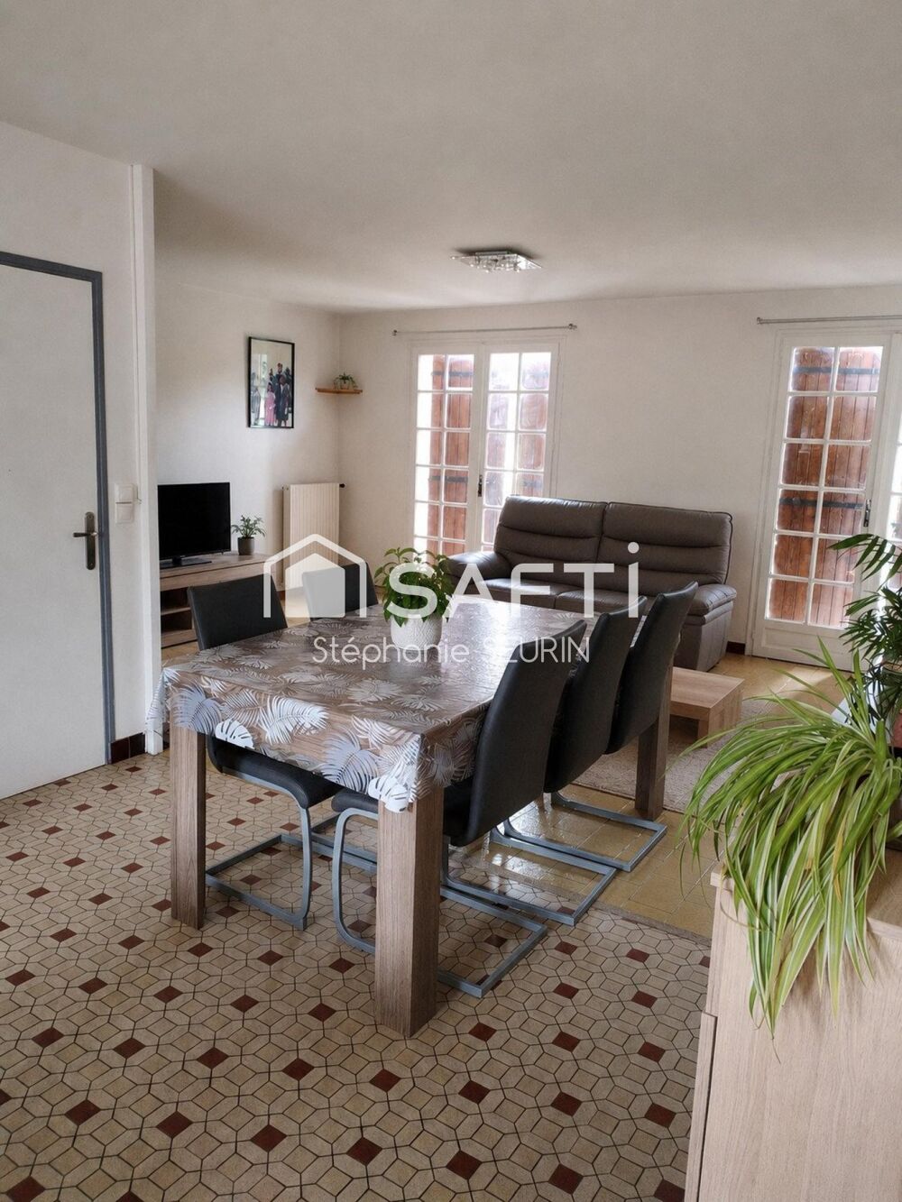 maison ,2 garages, cellier, 3 chambres