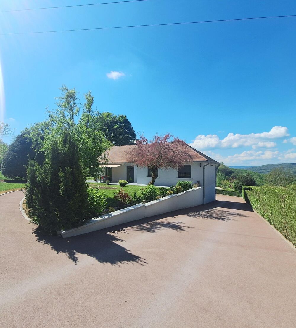 Propriété de 172m2 avec jardin, piscine creusée et vue dégagée.