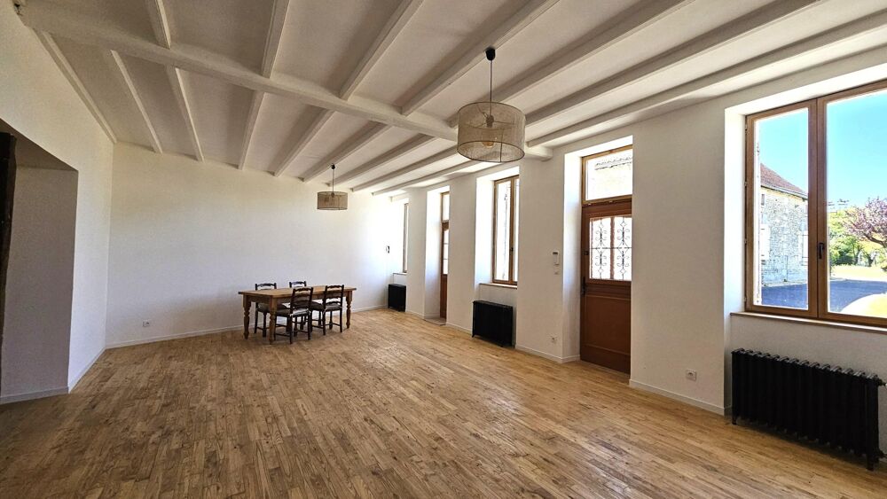 Proche de Barbezieux, maison familiale de 340 m² entièrement rénovée au charme authentique.
