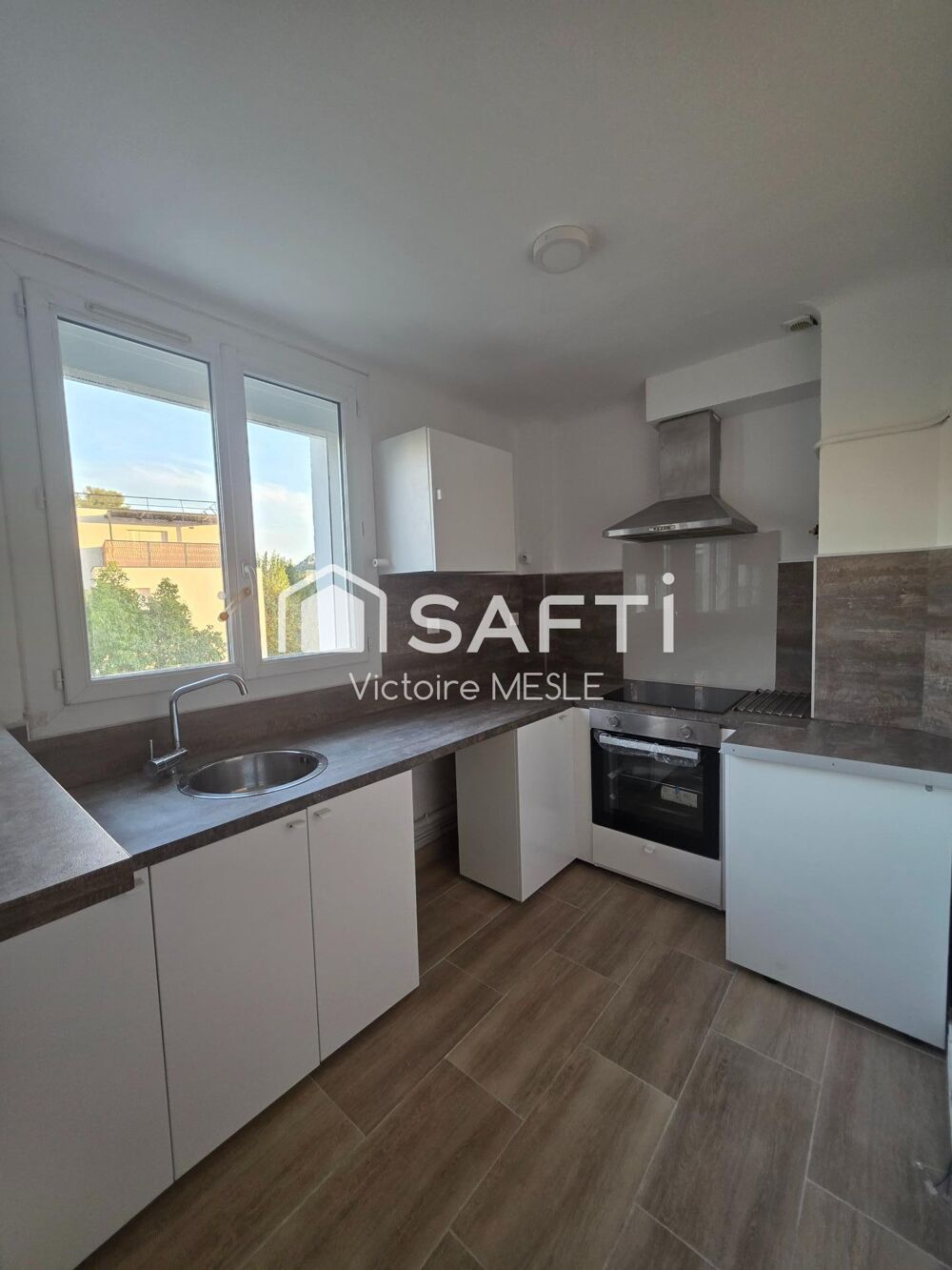 Joli Appartement d'une superficie de 49 m 2, offrant un un salon de 26 m2 ouvert sur un espace cuisine équipée, avec place de pa