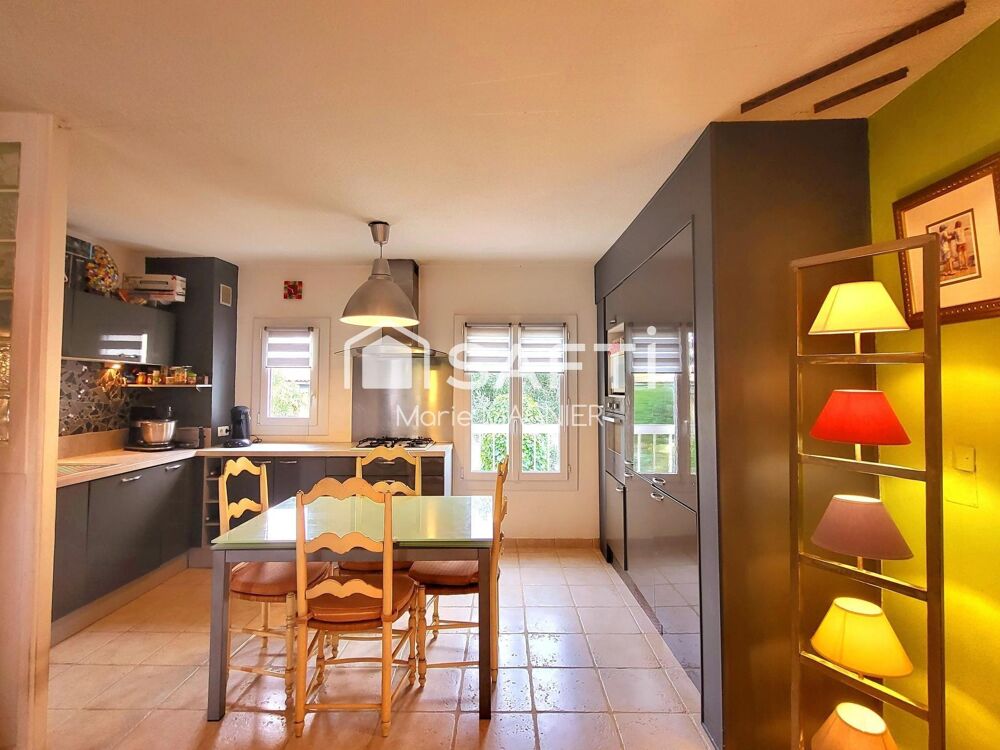 Vente Appartement Bel appartement T4 de 66m2 carrez rénové avec parking privatif et cave- centre ville COGOLIN commerces école et collège à pied ! Cogolin
