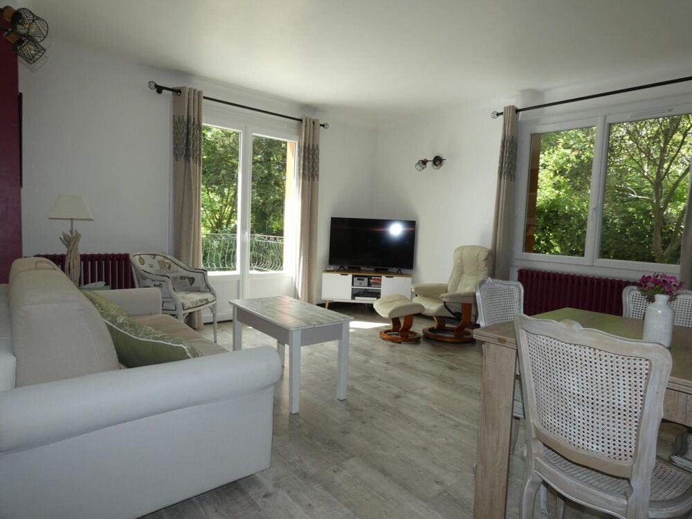 Charmante villa rénovée T4 de 100m² avec grand garage en rez-de-chaussée, grande terrasse avec vue dégagée et jardin.