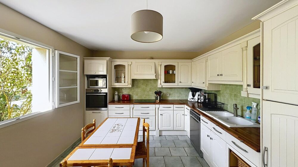 Vente Maison Construction 2004 de qualité pour cette maison alliant les styles ancien à l'extérieur et récent à l'intérieur. Mareau-aux-pres