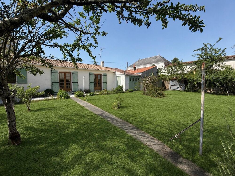 Plain-pied de trois chambres avec jardin et garages