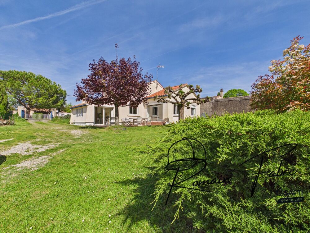 Maison plain pied de 4 chambres avec grand jardin et dépendances.