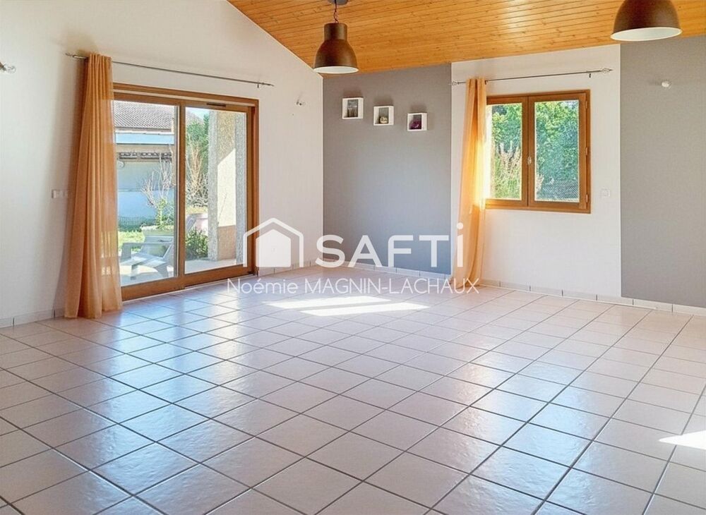 Vente Maison Très belle maison familiale de plain-pied avec piscine et double garage, idéale pour profiter d'un cadre de vie confortable et c Saint-romans