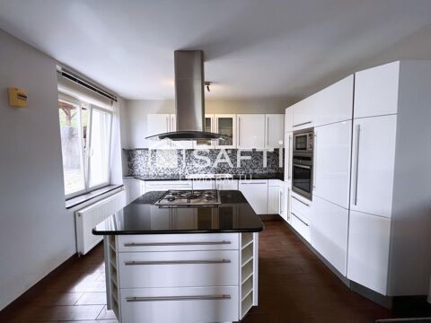   Maison familial aux beaux volumes, proche de la ville et voie rapide. A d�couvrir sans tarder ! Maison - 6 pi�ce(s) - 142 m�