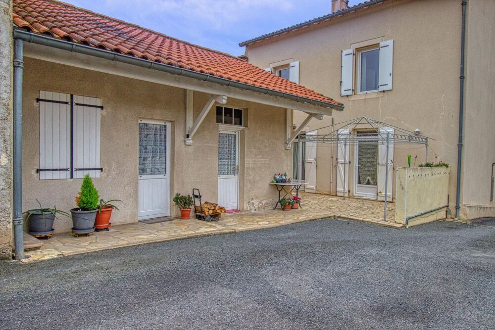 Maison de ville avec de nombreuses dépendances et jardin