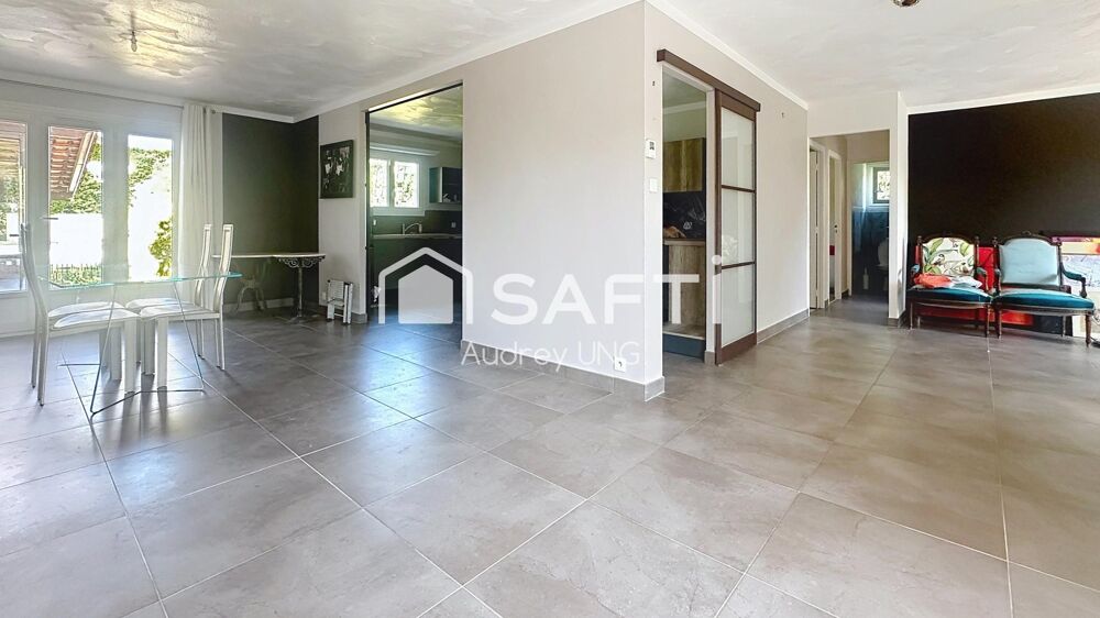 TRESSES  Maison familiale avec une grande piscine et une parcelle de 885 m²