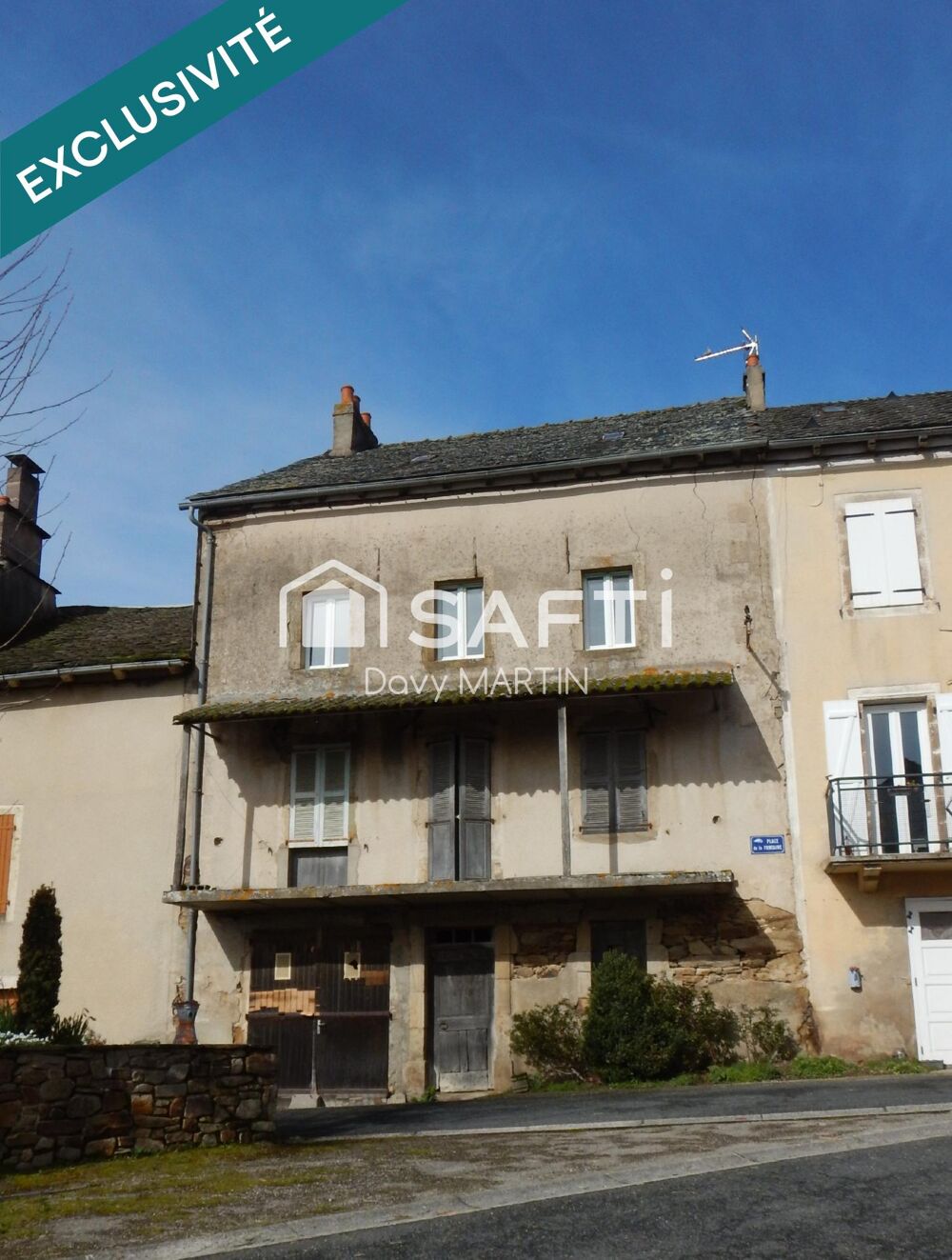 Une maison dans un village agréable.