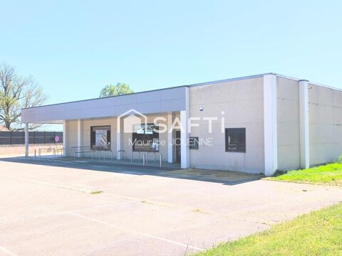   A louer, ce beau local commercial offrant visibilité, liberté d'aménagement, emplacement de choix 