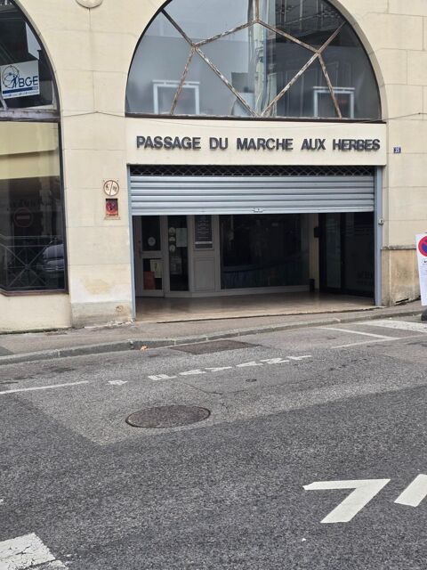 bel emplacement pour commerce ou bureau juste à l'entrée d'un centre commercial à forte potentiel 68000 60200 Compiegne