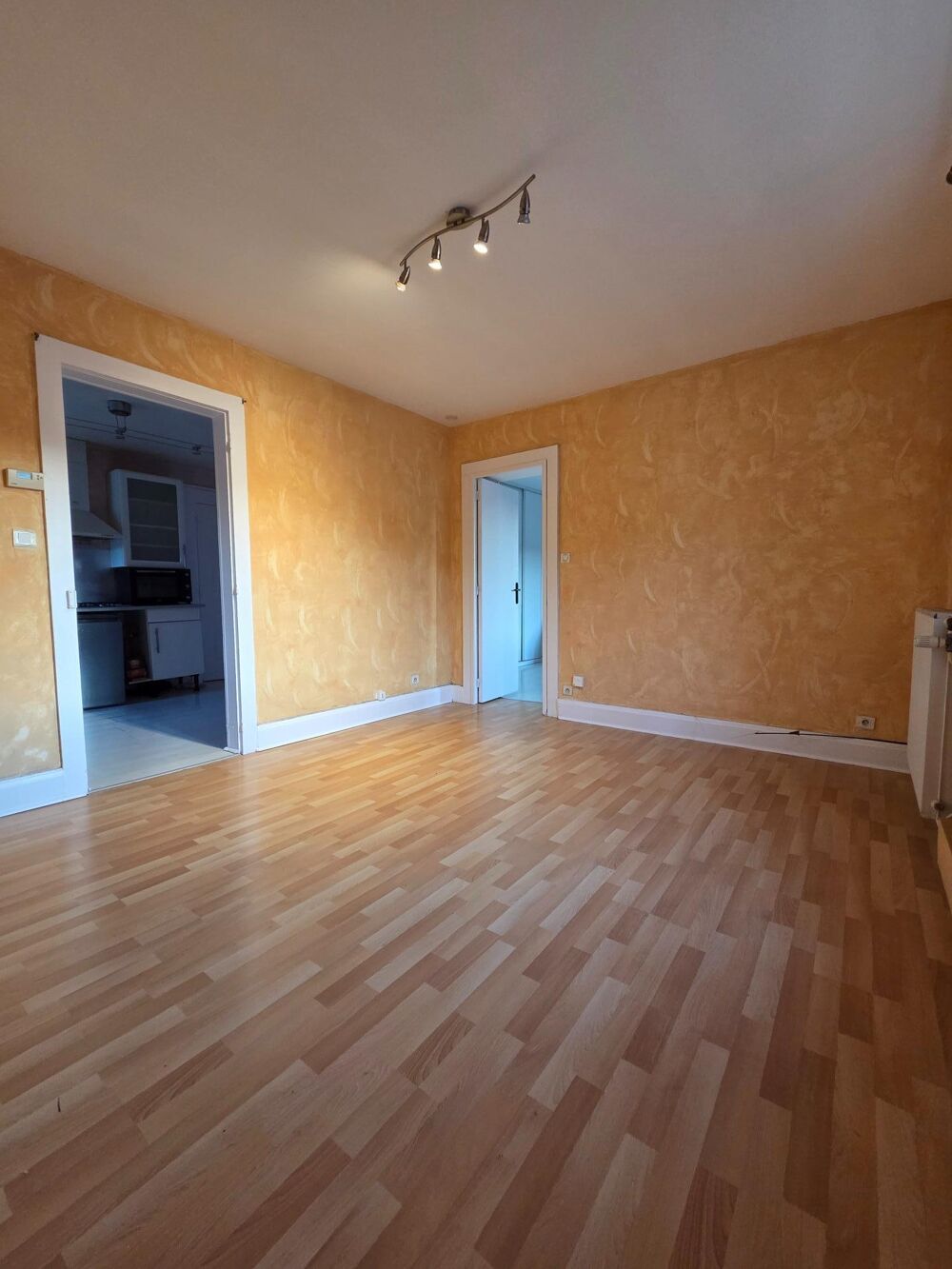 Appartement T2 de 48 m² à vendre à Saint-Nabord. Situé au 1ere étage d'un immeuble de 1960, il est en bon état général et se com