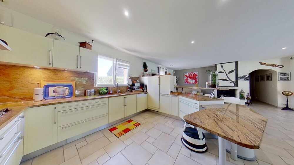 Plain-pied dexception 174m² au calme, centre village avec piscine et pool house