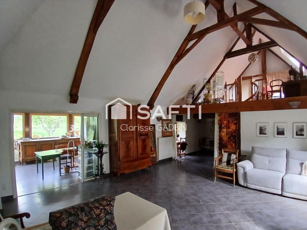 Belle propriété avec une maison des années 1950 et une longère aménagée en loft. Dépendances avec boxes et plan d'eau et 1 hect