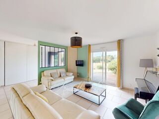 Vente Maison Maison avec 4 chambres, garage, piscine et chalet. Targon