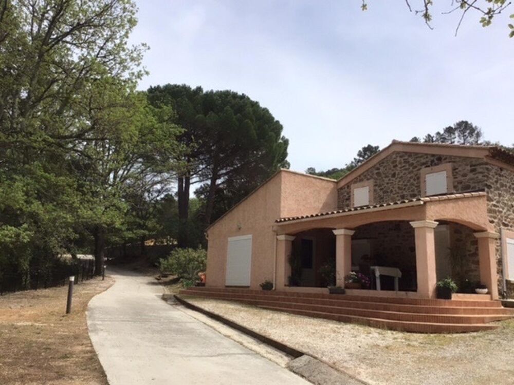 Magnifique propriété composée dun ensemble de deux maisons, dune piscine et diverses dépendances sur un peu plus de 5 hectares
