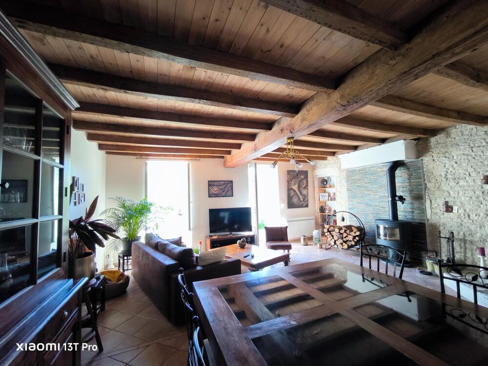 Maison de village en pierre  Charme, authenticité et volumes