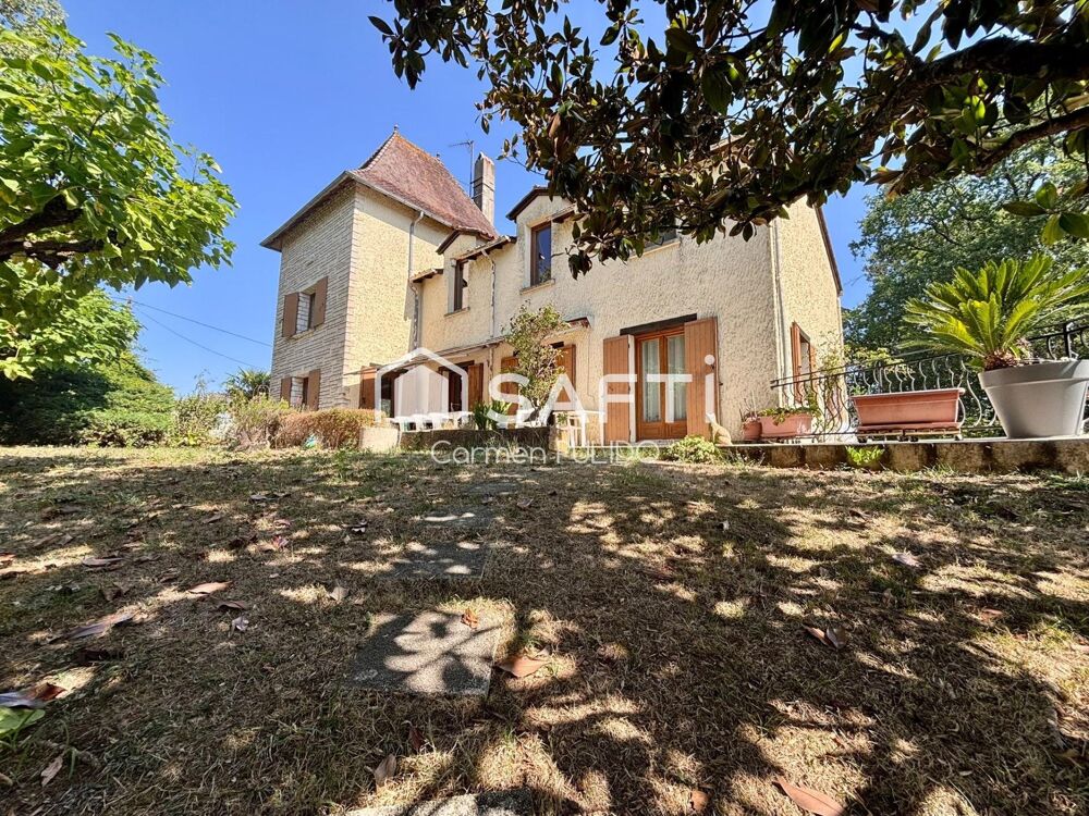 Maison de charme : 7 chambres, garage, jardin et piscine dans un environnement paisible à proximité des comoditées.