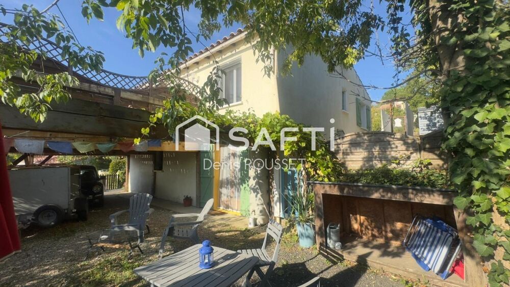 Villa T4 d'environ 90m² avec garage et gite T2 en rez-de-chaussée, terrasse bois avec vue dégagée sur les Pyrénées.