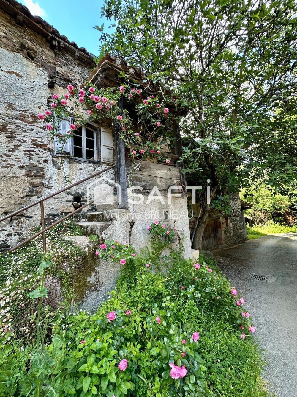 Petite maison en pierre pleine de charme