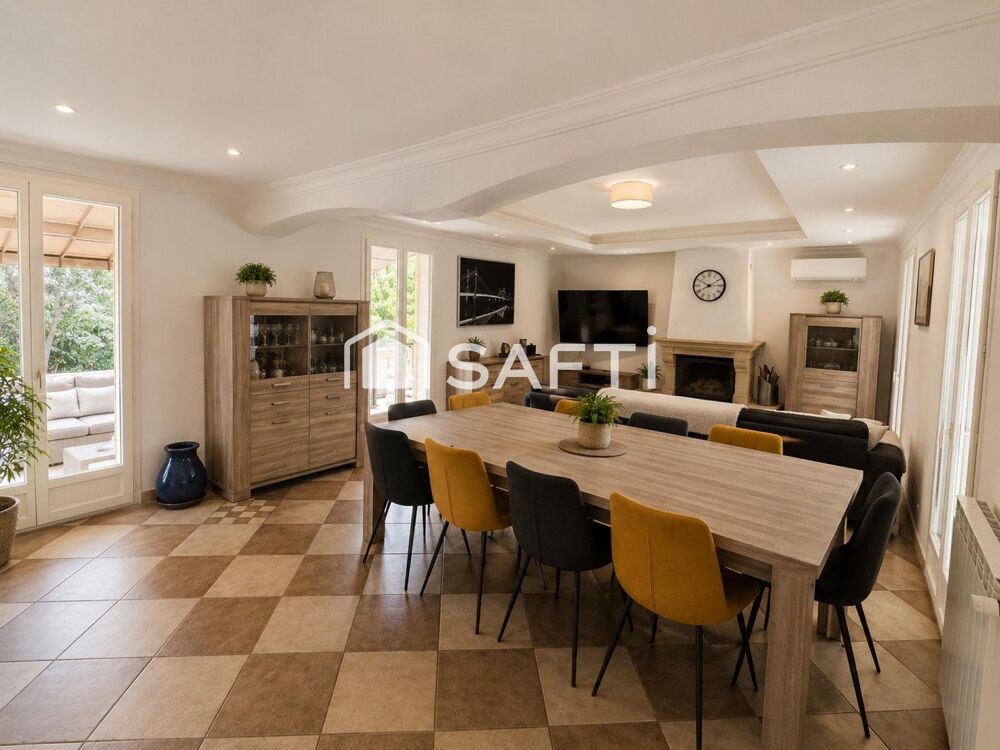 Villa T5 traditionnelle de 165 m² avec piscine et grand garage.