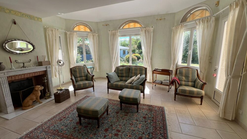Vente Maison Rare. Spacieuse maison en parfait état avec sompteux jardin paysagé. 4 chambres. Garage. Olivet