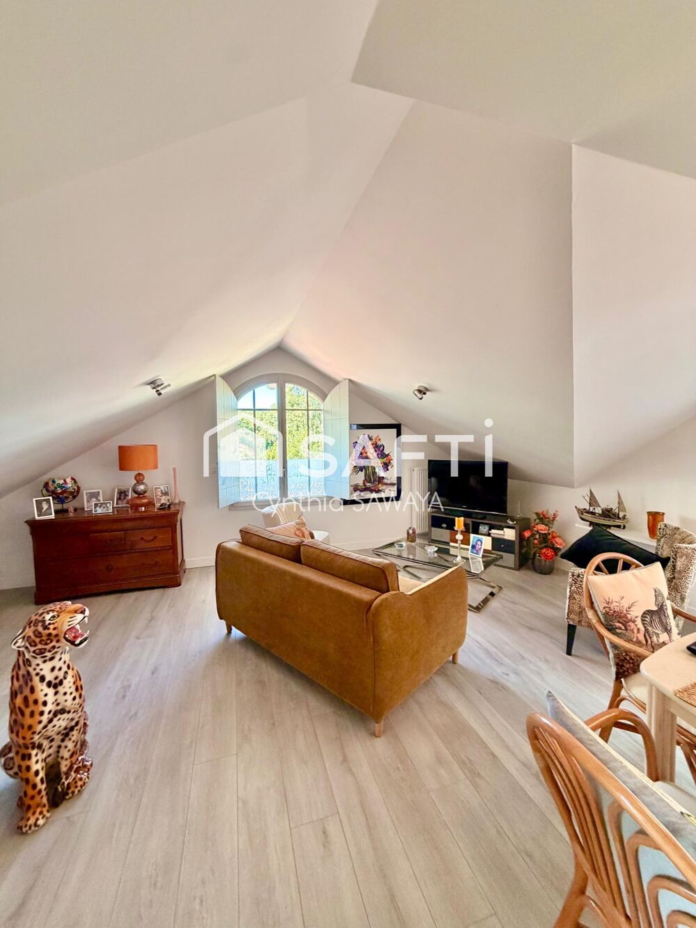 Bel appartement T2 lumineux avec loggia, cave, place de parking couverte et ascenseur