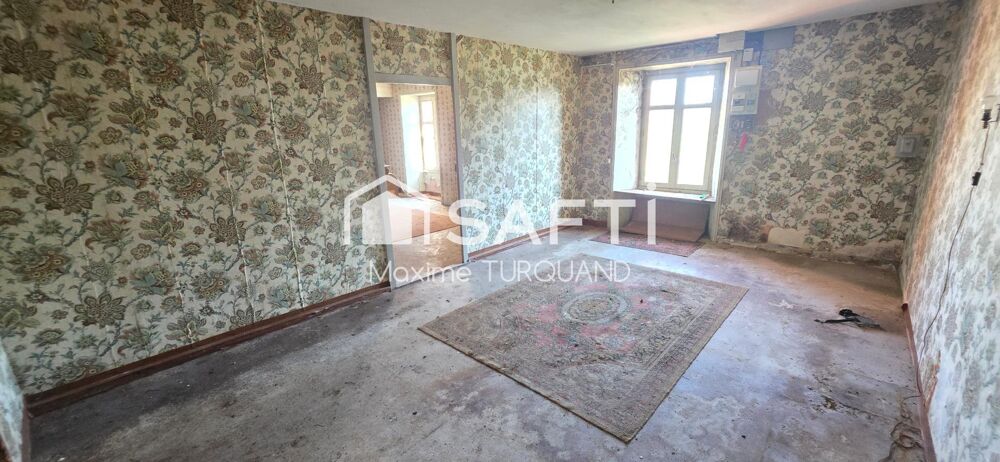 Longère à rénover 150m², 2100m² de terrain avec dépendances.