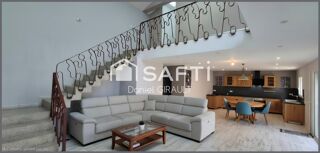 Vente Maison Située à Saujon, cette maison bénéficie d'un emplacement central et pratique, offrant un cadre de vie agréable à proximité des c Saujon