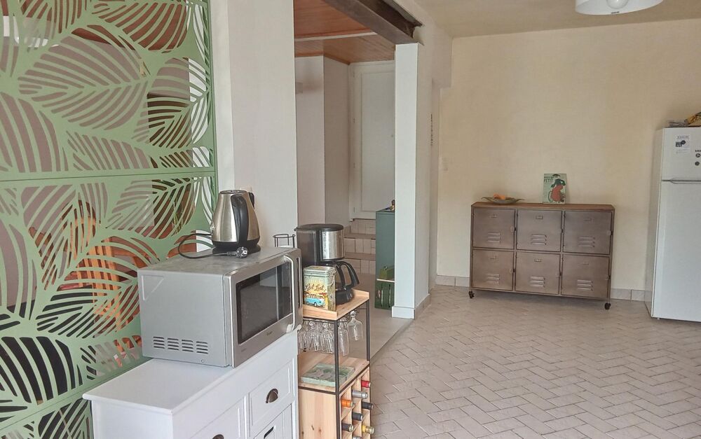 A rénover pour une surface totale d' environ 130 m2