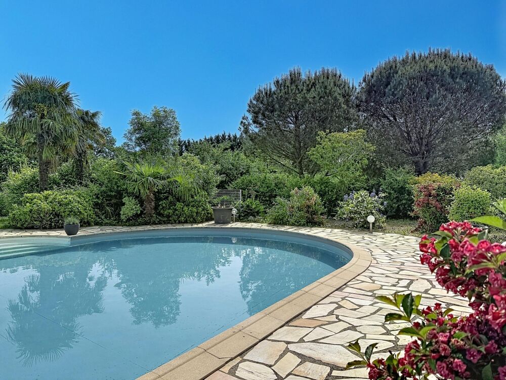 Propriété de 300 m2 + garage + piscine avec pool house