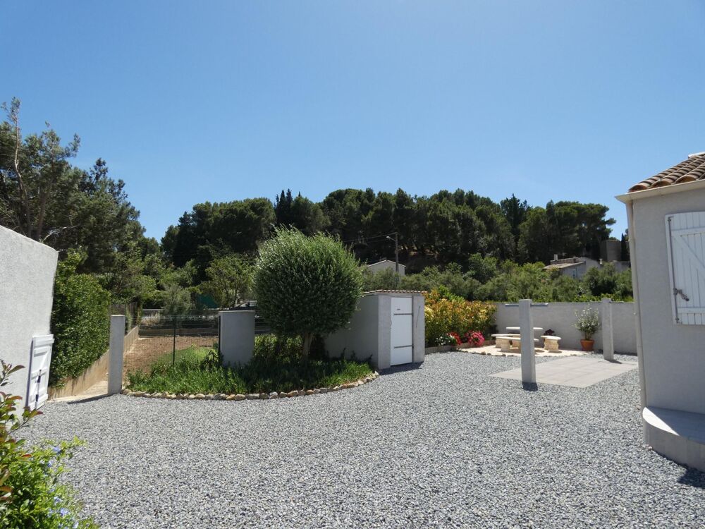 Vente Maison Villa traditionnelle de plain pied de 140m² avec 4 chambres sur terrain paysagé avec piscine, grand garage et car port Narbonne